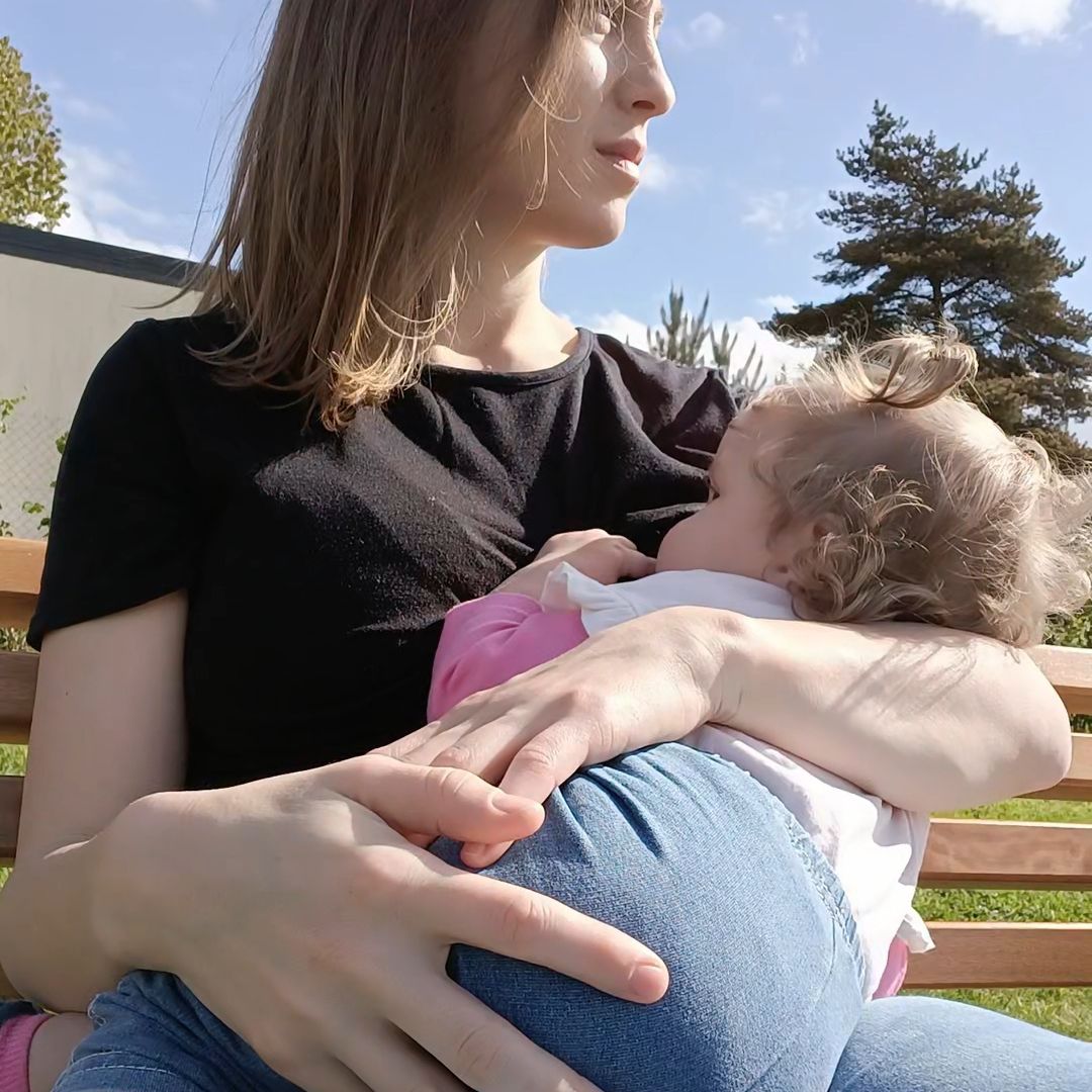 T-shirt d'allaitement discret pour allaiter sans stress, même en public